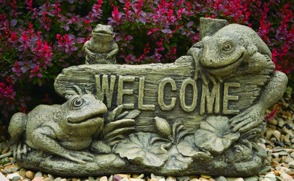 Welcome Frogs Sculpture Garden Sign Decor